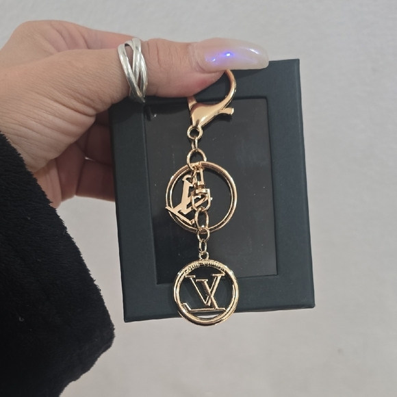 Elegant Gold Key Holder with LV Charm UPCYCLED LV ZIP TAG - Picture 4 of 4